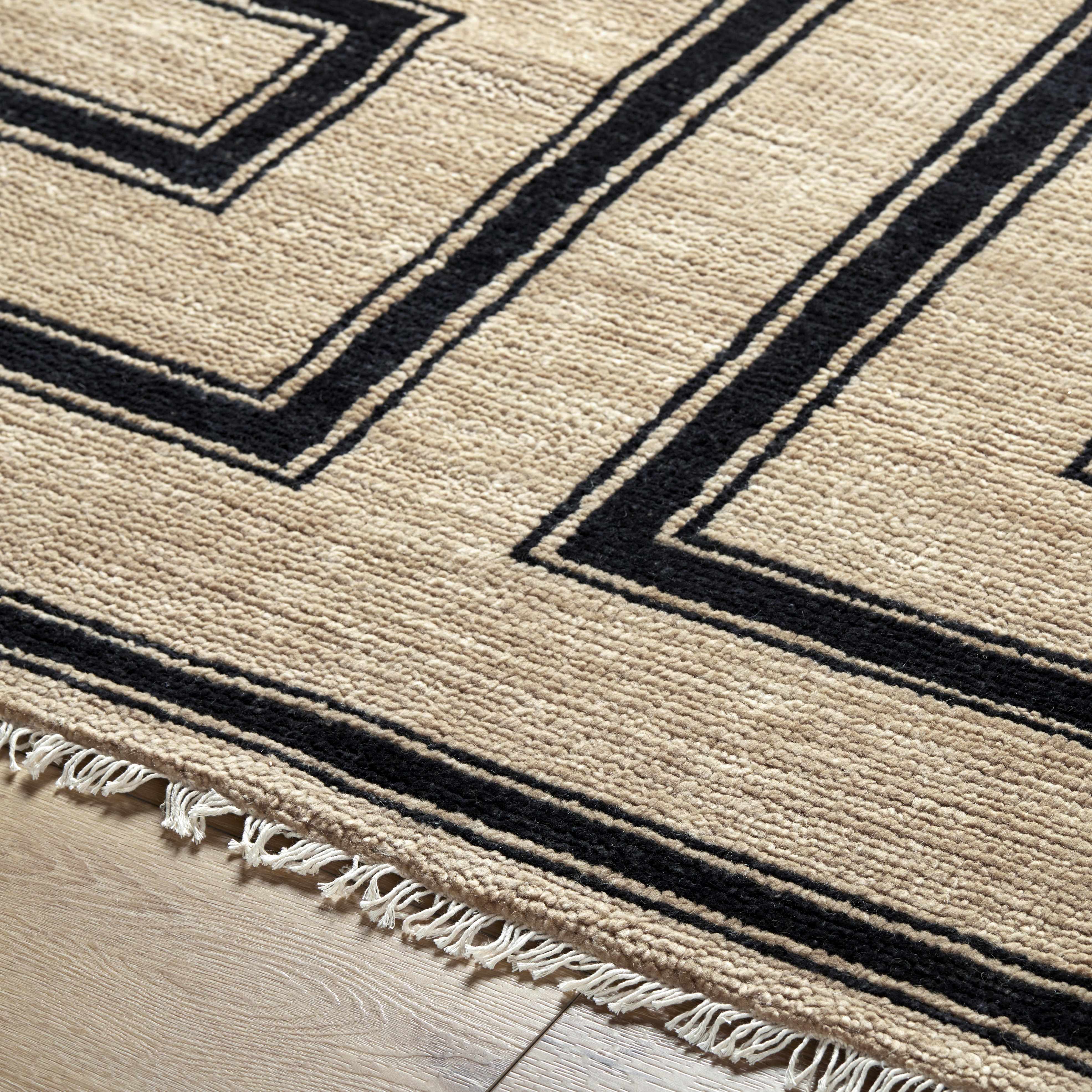 Sophisticated Hand-Knotted Cotton & Wool Area Rug