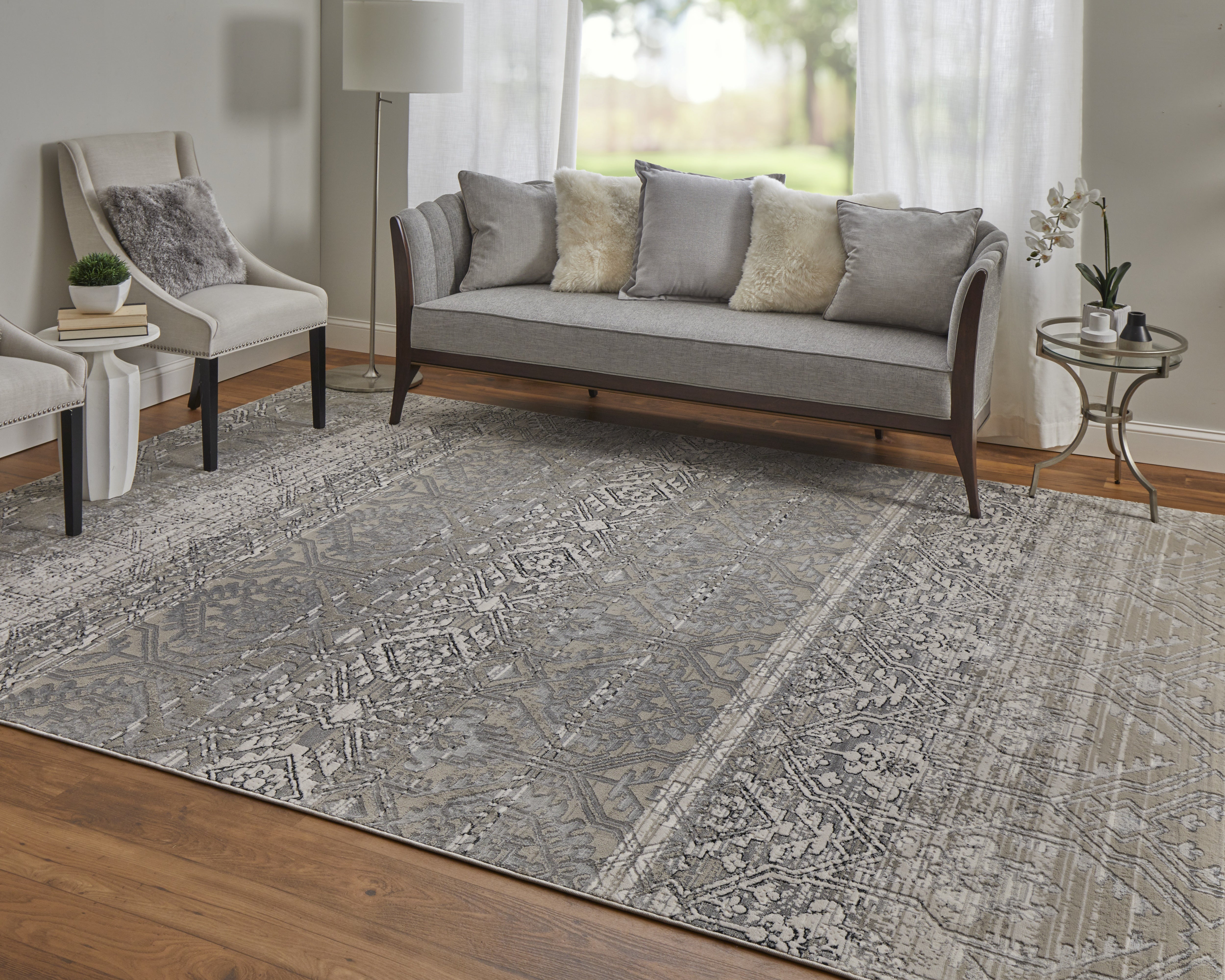 Macklaine Transitional Distressed - Ivory/Silver/Black